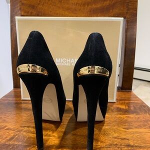 MICHAEL KORS Black Color Suede Size 7 M